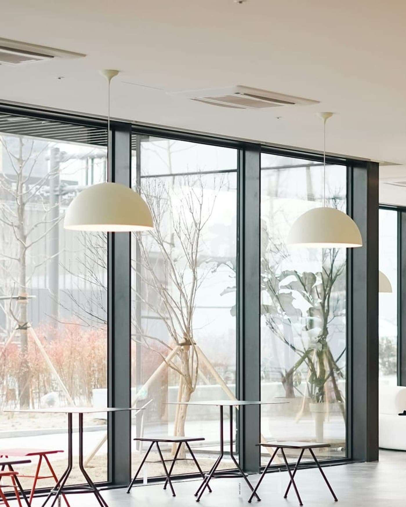Grand hall professionnel lumineux, sol clair et larges baies vitrées